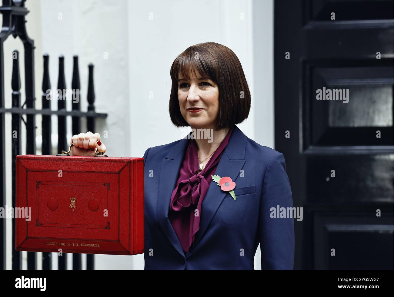 England, London, Westminster, Downing Street, 30. Oktober 2024, Rachel Reeves Parlamentsabgeordnete, die erste Kanzlerin des Finanzministeriums mit dem Budget in der Versandbox. Stockfoto
