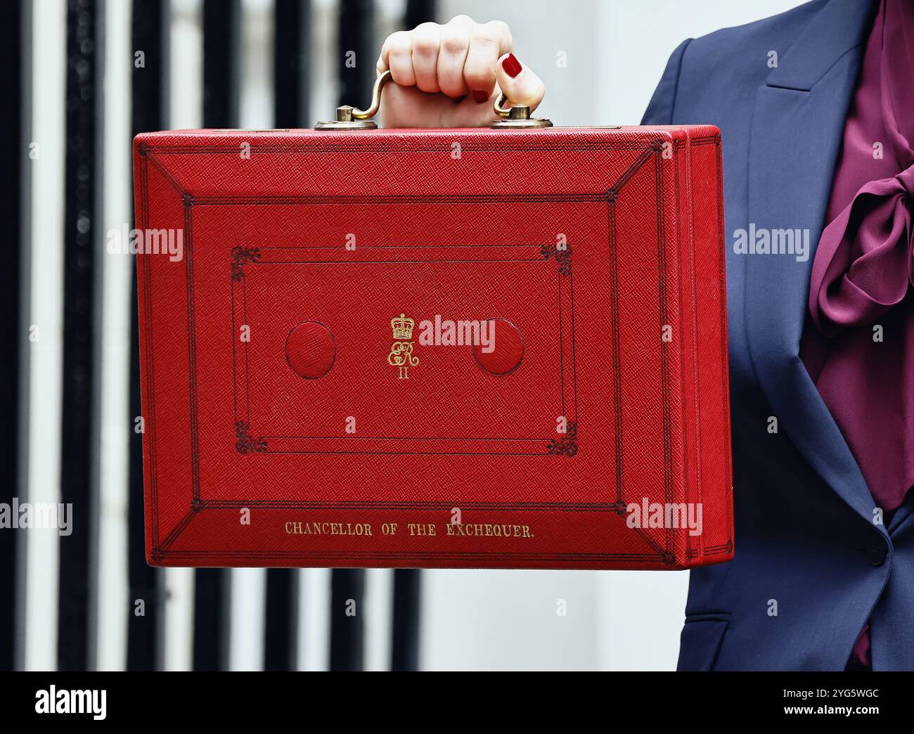 England, London, Westminster, Downing Street, 30. Oktober 2024, Rachel Reeves Parlamentsabgeordnete, die erste Kanzlerin des Finanzministeriums mit dem Budget in der Versandbox. Stockfoto