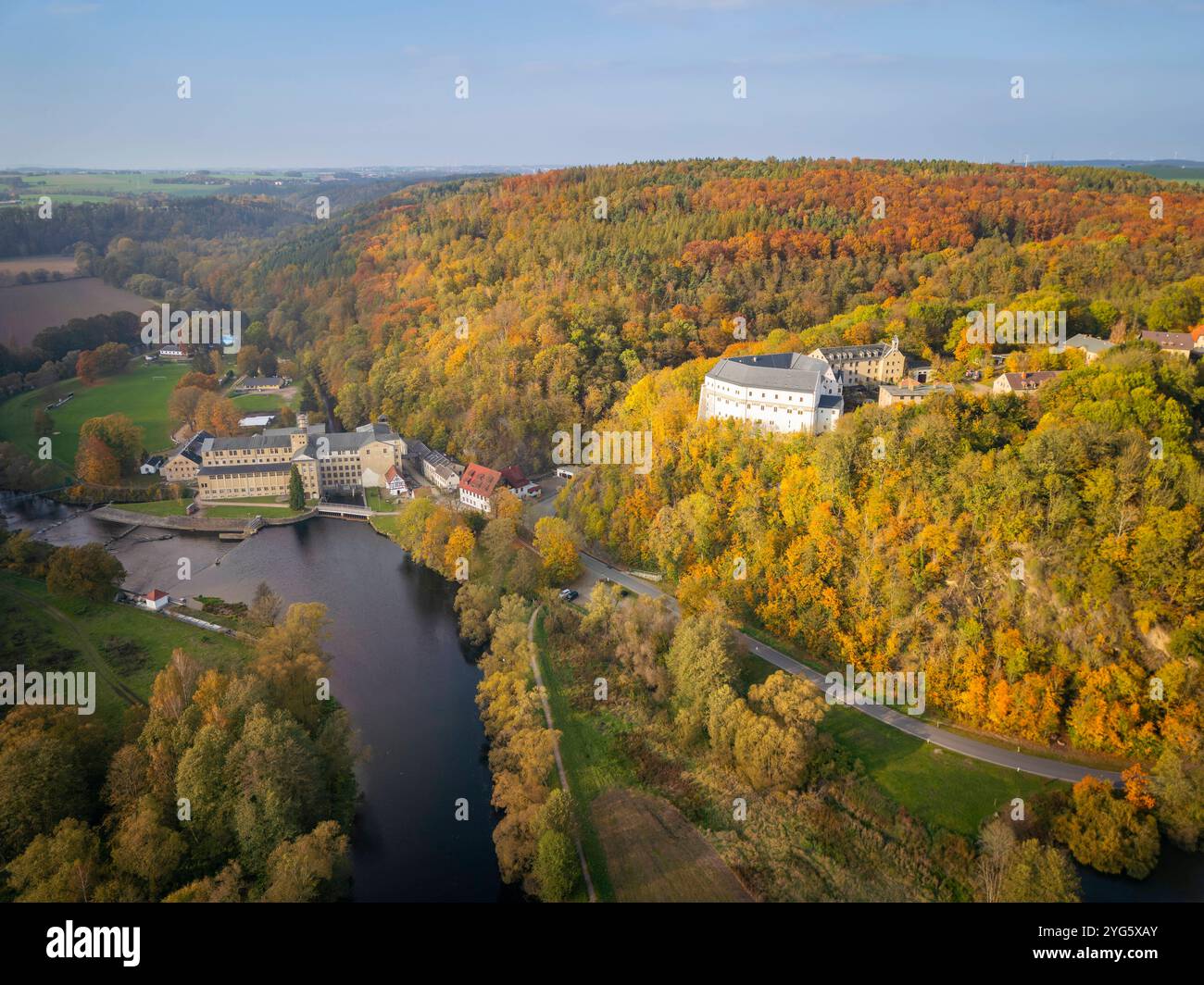 Luftbild Sachsenburg Burganlage Sachsenburg und KZ-Gedenkstätte Sachsenburg am Fluss Zschopau Sachsenburg Sachsen Deutschland *** Luftbild Sachsenburg Schloss Sachsenburg und KZ-Gedenkstätte Sachsenburg am Fluss Zschopau Sachsenburg Sachsen Deutschland Sachsenburg24 00106 Stockfoto