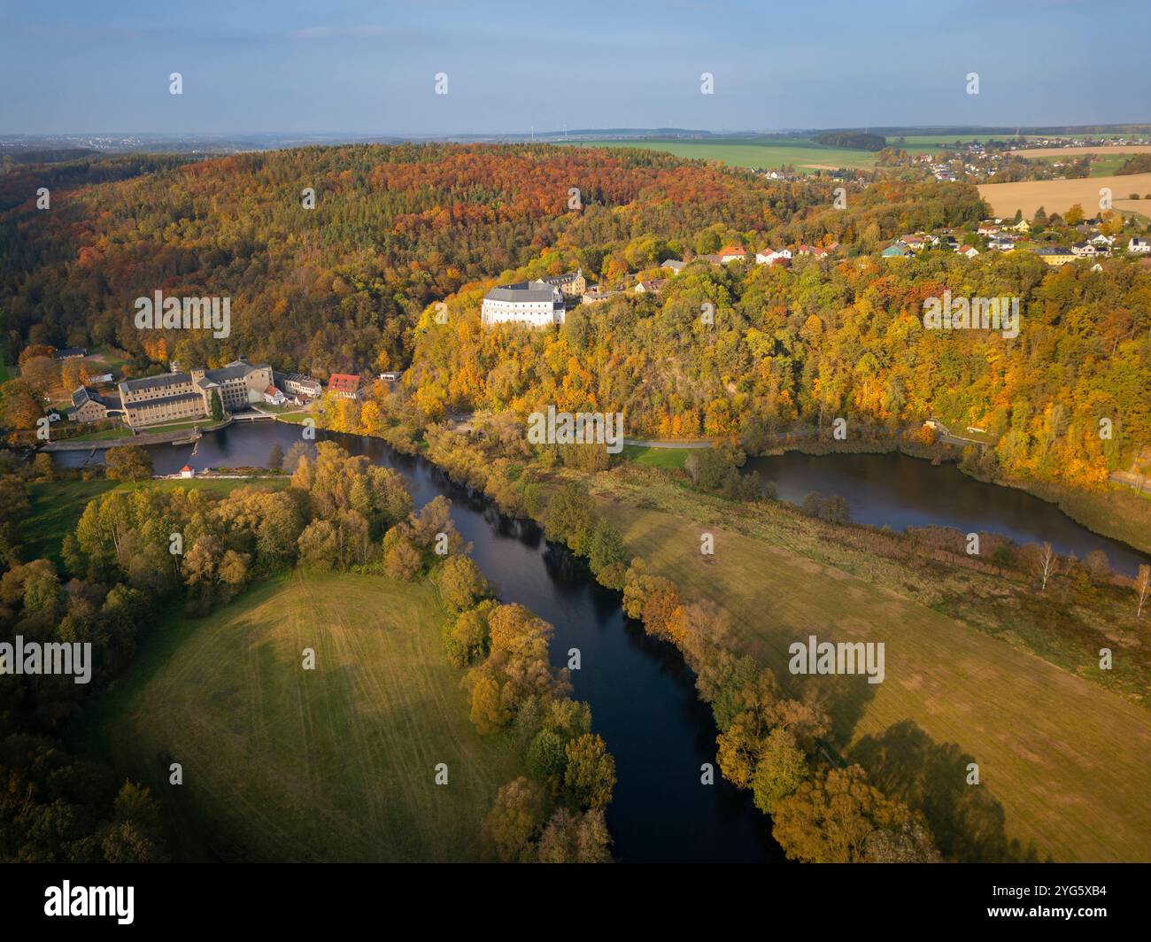 Luftbild Sachsenburg Burganlage Sachsenburg und KZ-Gedenkstätte Sachsenburg am Fluss Zschopau Sachsenburg Sachsen Deutschland *** Luftbild Sachsenburg Schloss Sachsenburg und KZ-Gedenkstätte Sachsenburg am Fluss Zschopau Sachsenburg Sachsen Deutschland Sachsenburg24 00107 Stockfoto