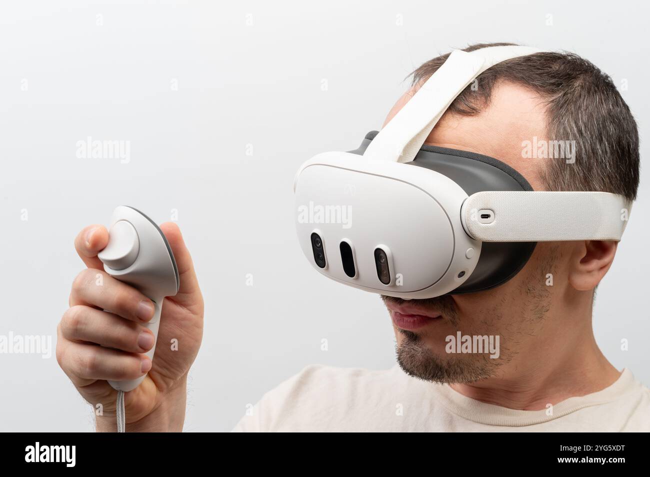 New York, USA – 5. November 2024: Mann mit Meta Quest 3 vr-Headset auf weißem Studiohintergrund Stockfoto