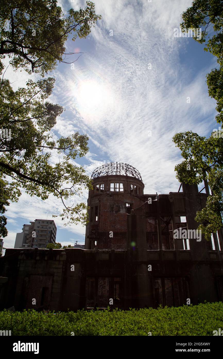 Die Überreste eines Hiroshima-Kaufhauses nach dem Bombenanschlag im Jahr 1945 sind zum Symbol sowohl der Zerstörung als auch der Wiedergeburt Hiroshimas geworden. Stockfoto