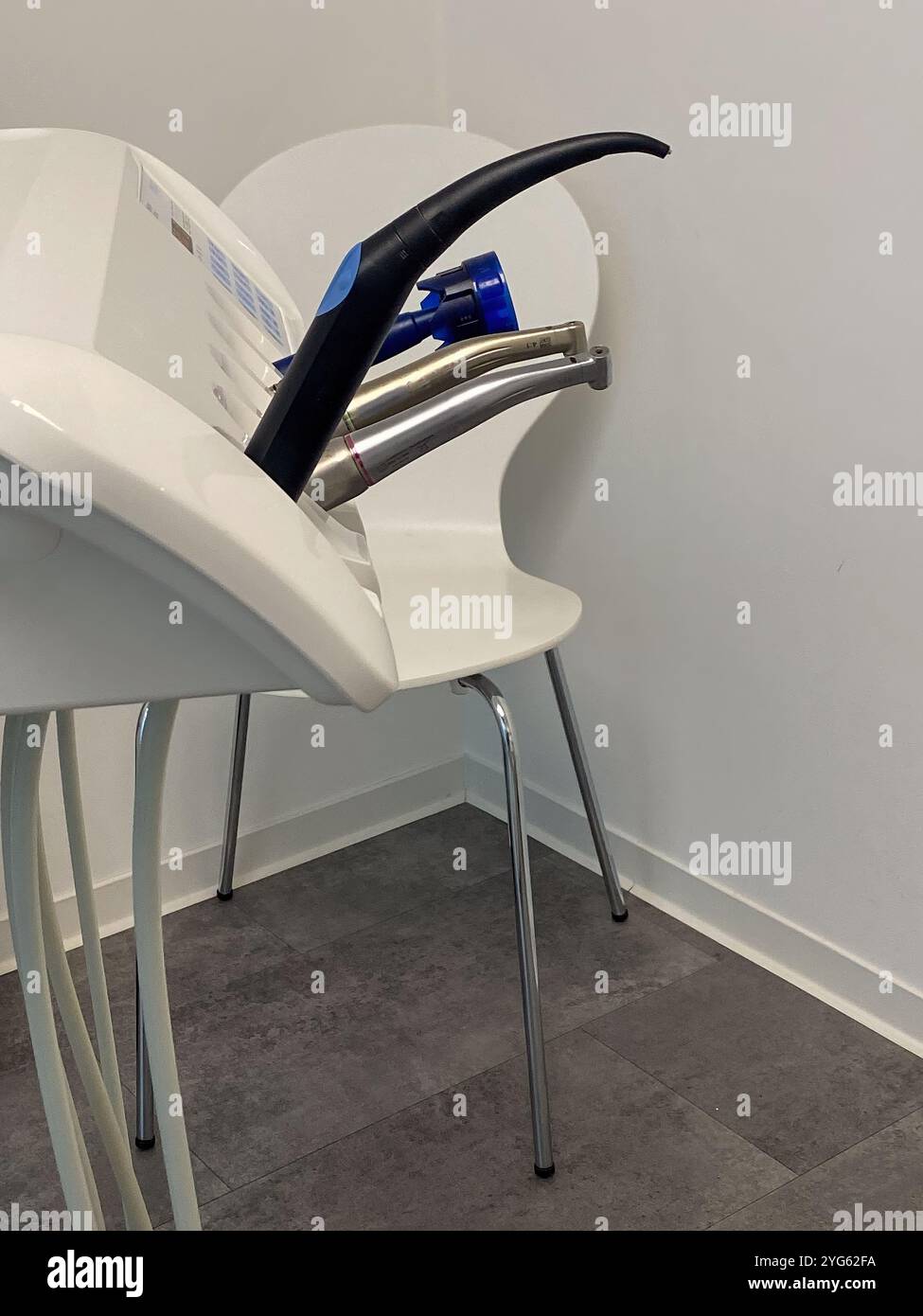 Professionelle Dentalwerkzeuge mit Bohrer – Nahaufnahme von Zahnarztgeräten für die Mundpflege Stockfoto