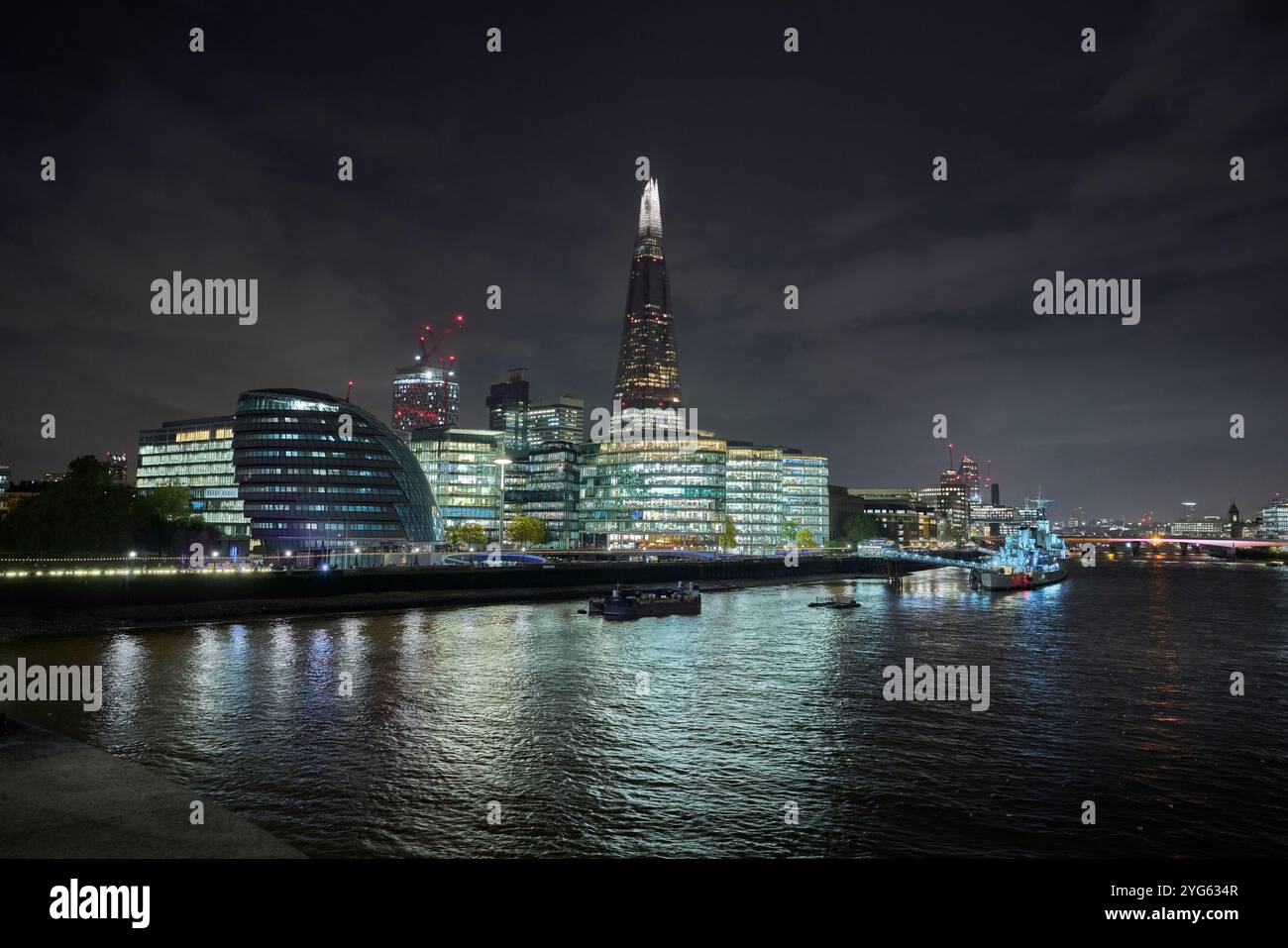 Blick von der Tower Bridge oder der Shard and County Hall Stockfoto