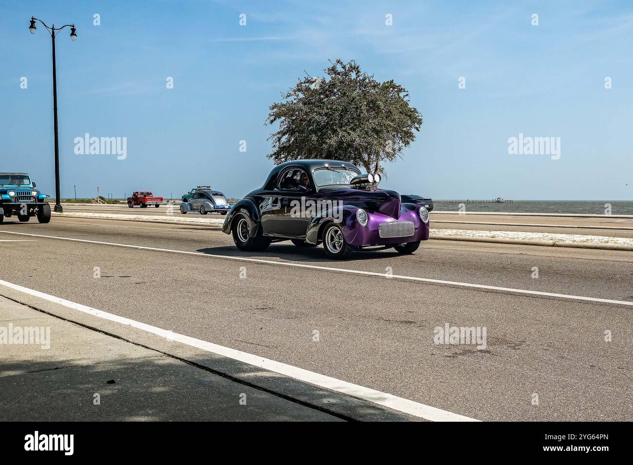 Gulfport, MS - 04. Oktober 2023: Weitwinkelansicht eines Willys Americar Coupés aus dem Jahr 1941 auf einer lokalen Autoshow. Stockfoto