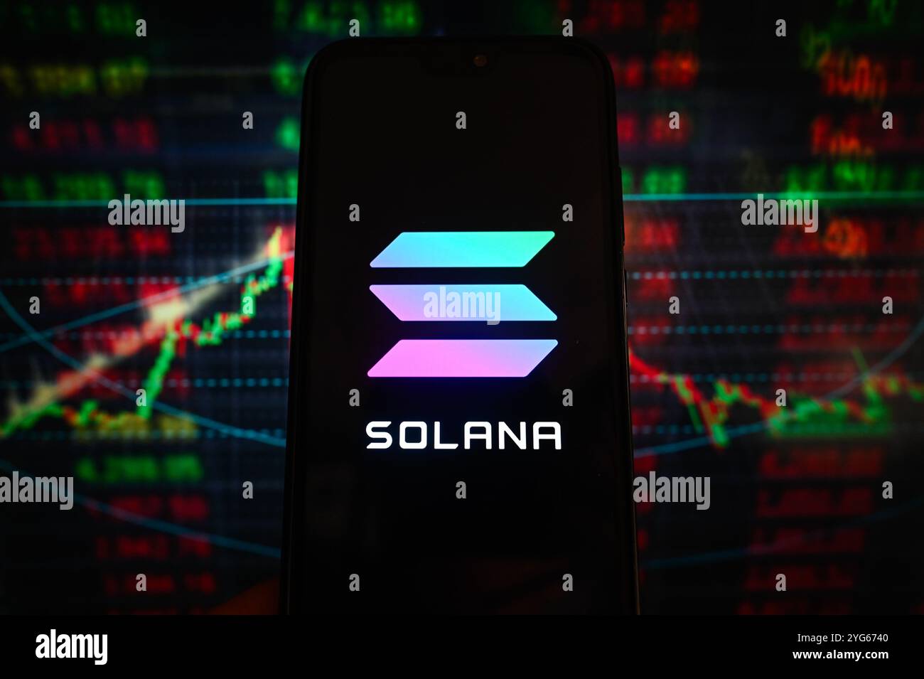 Polen. November 2024. In dieser Fotoabbildung wird auf einem Smartphone ein Solana-Logo mit Aktienanteilen im Hintergrund angezeigt. (Foto von Omar Marques/SOPA Images/SIPA USA) *** ausschließlich für redaktionelle Nachrichten *** Credit: SIPA USA/Alamy Live News Stockfoto