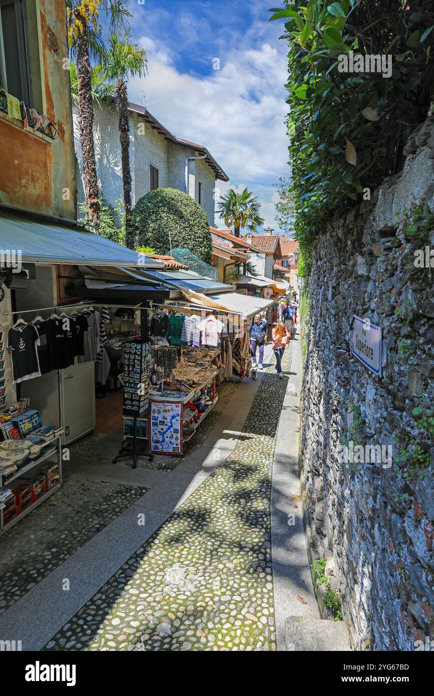 Eine enge Straße voller Touristen, Isola Pescatori (Fischerinsel) oder Isola Superiore, die Borromäischen Inseln, Stresa, Lago Maggiore, Italien Stockfoto