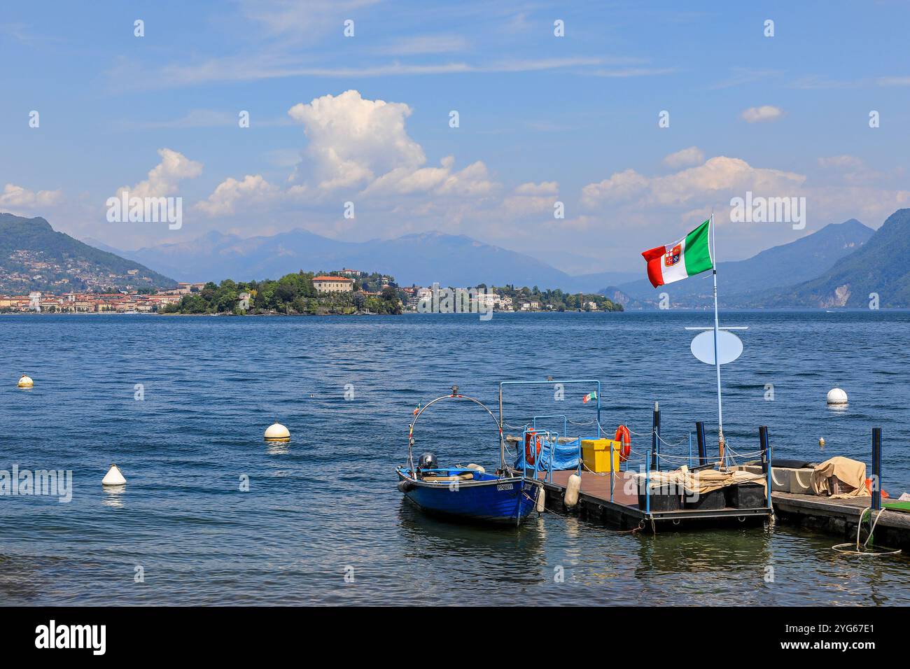 Boote, die unter italienischer Flagge am Lago Maggiore in Norditalien ankerten Stockfoto