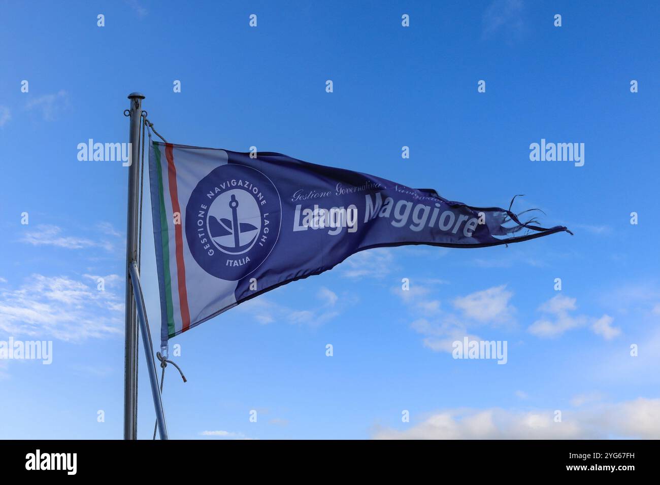 Eine Flagge oder ein Wimpel, die im Wind der Gestione Governativa navigazione laghi (Verwaltung der Seenavigation) auf dem Lago Maggiore (Italien) fliegt Stockfoto