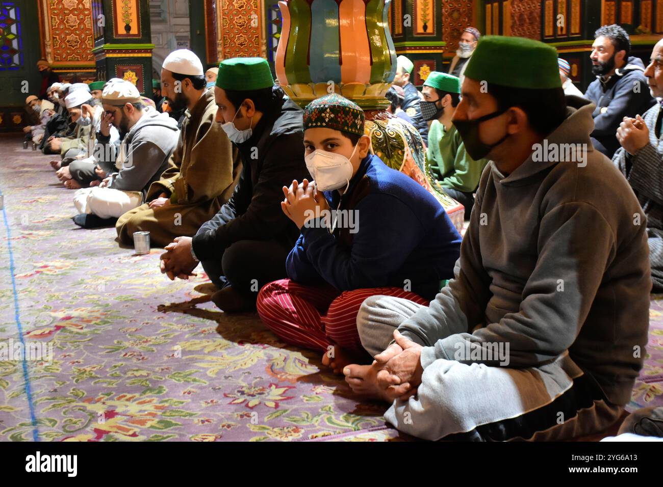 Ein Kaschmir-Junge betet während der Tarawih-Gebete in einem Heiligtum in Srinagar, dem Indianer, am 13. April 2021 Kaschmir verabreicht. Tarawih ist ein zusätzliches Gebet, das von Muslimen auf der ganzen Welt in der Nacht nach Isha (Nachtgebete) im Heiligen Monat Ramadhan durchgeführt wird. Stockfoto