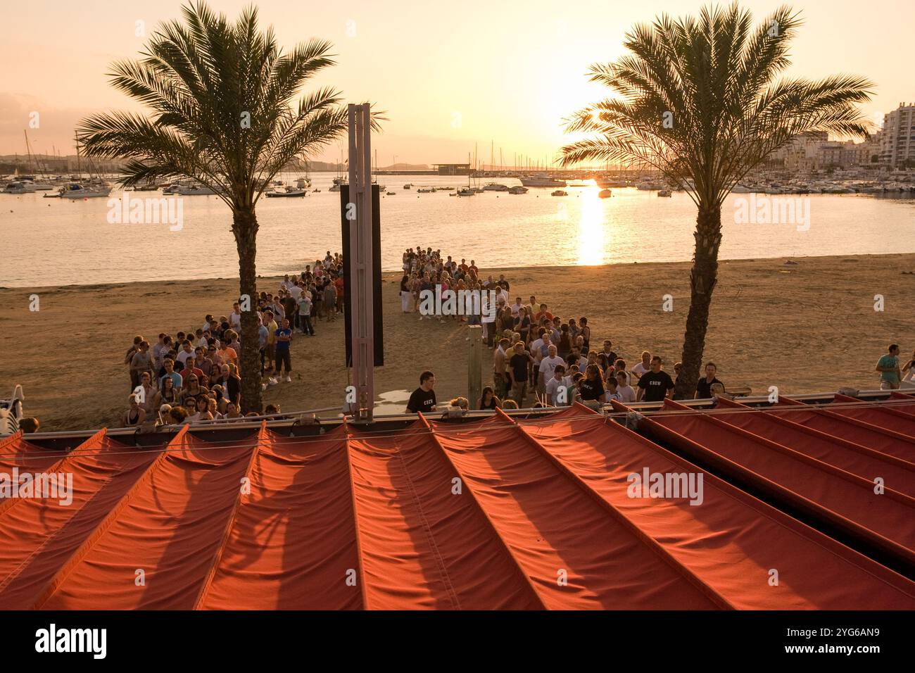 Warteschlange für Bar M, San Antonio, Ibiza, Spanien. Stockfoto