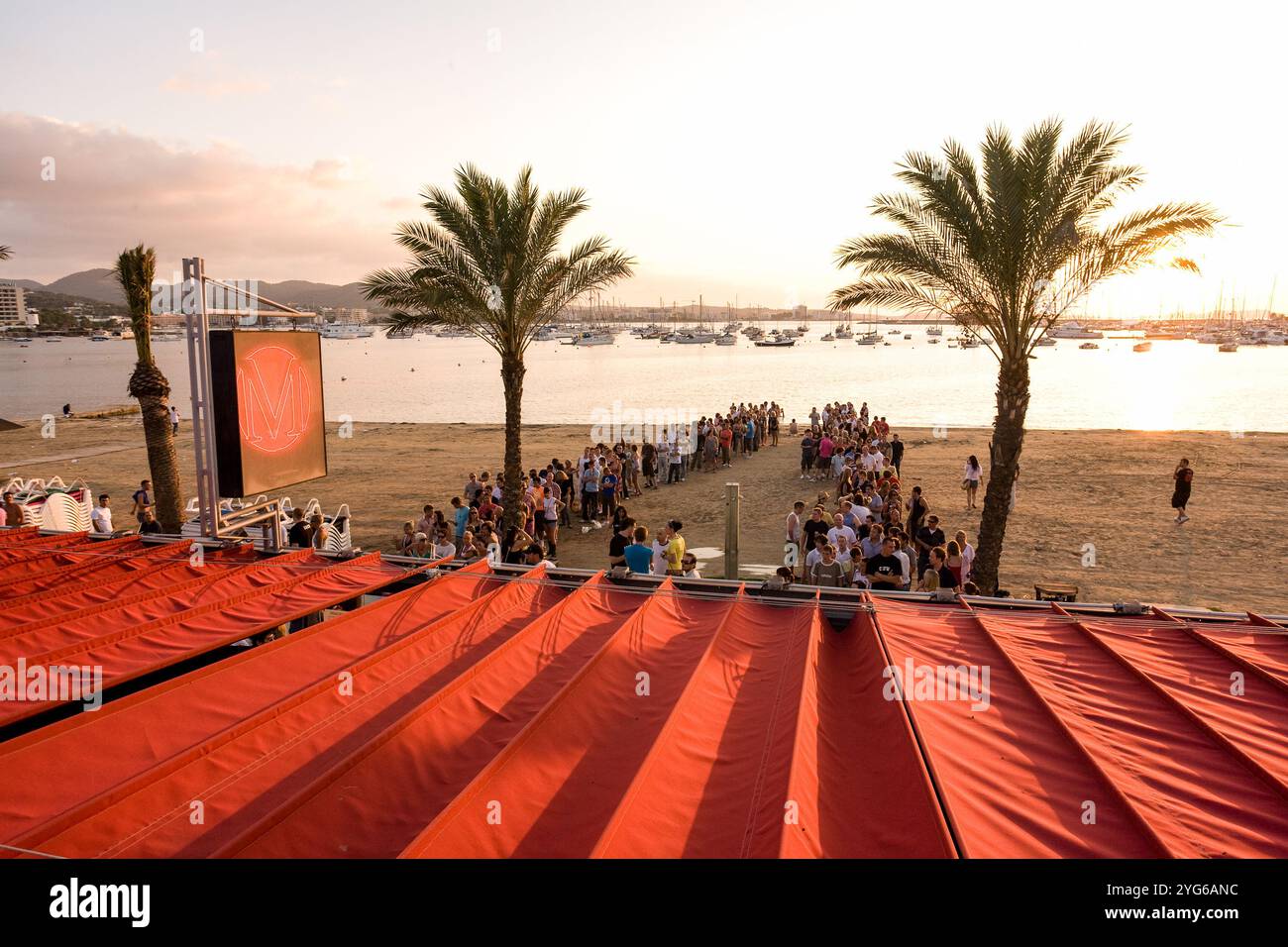 Warteschlange für Bar M, San Antonio, Ibiza, Spanien. Stockfoto