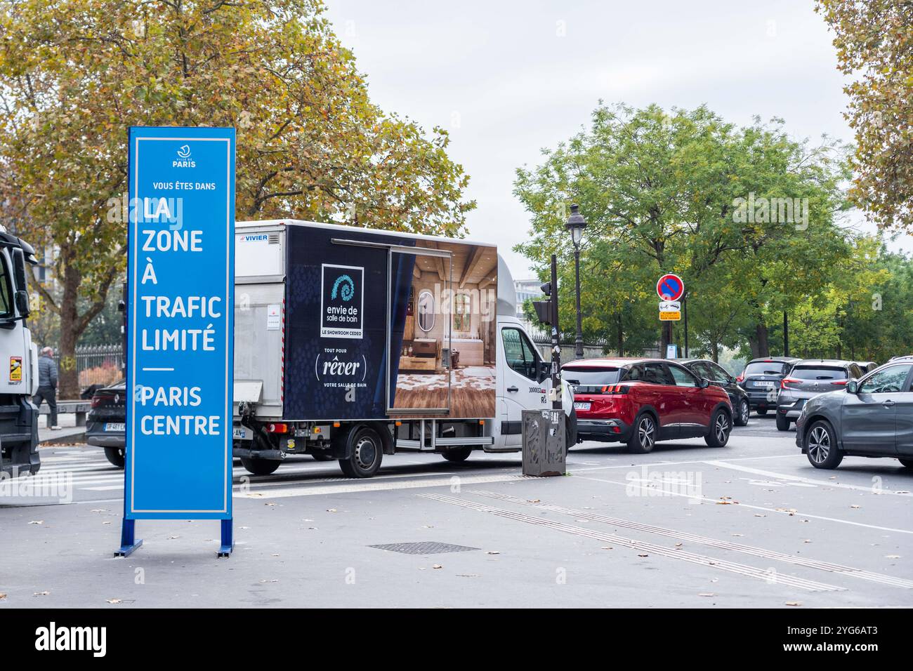 Die Abbildung Eines Verkehrszeichens, das die begrenzte Verkehrszone (ZTL) angibt, ist während des offiziellen Starts der ZTL, einer Aera im Zentrum der französischen Hauptstadt, die die Durchfahrt von Fahrzeugen verbietet, am 6. November 2024 in Paris zu sehen. Das ZTL gilt für das erste, zweite, dritte und vierte Arrondissement der Hauptstadt, auf einer Fläche von rund 5,5 Quadratkilometern (2,1 Quadratmeilen), auf der sich Sehenswürdigkeiten wie der Louvre und die Tuilerien befinden. Der Zugang zu dieser Zone ist nur für Einsatzfahrzeuge, Busse, Taxis, Personen mit eingeschränkter Mobilität, Mo erlaubt Stockfoto