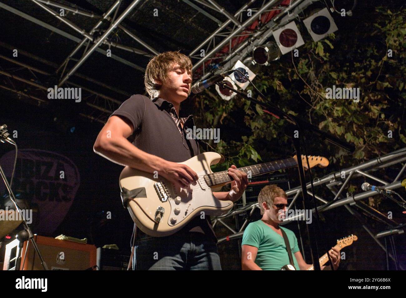 Arctic Monkeys tritt in Bar M, Ibiza, 1. September 2007, Ibiza, Spanien auf. Stockfoto