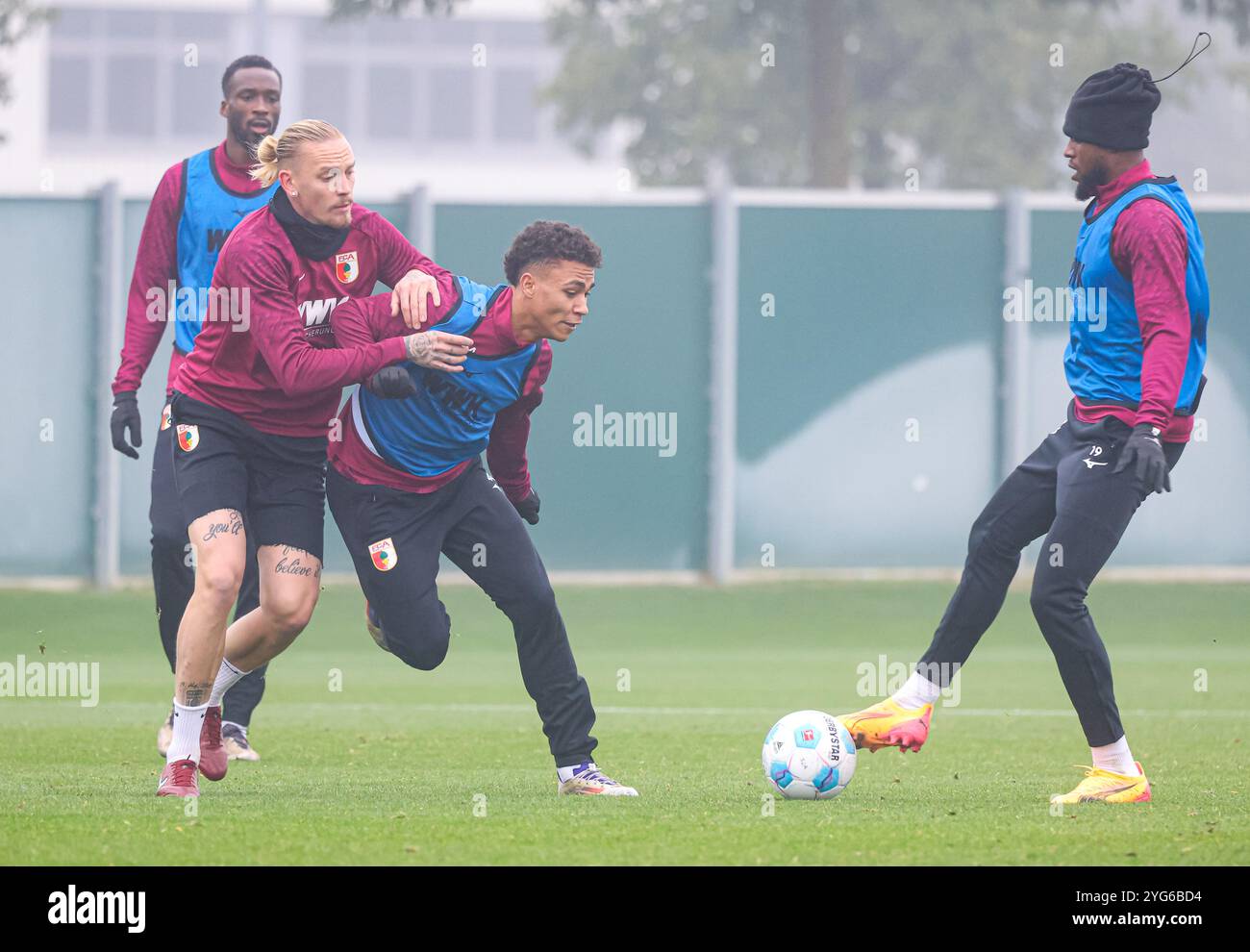 Kampf um den Ball zwischen den Kontrahenten auf der rechten Verteidigerposition; Marius Wolf und Mahmut Kücüksahin, Frank Onyeka (FC Augsburg #19, re.) FC Augsburg, Training, Stockfoto