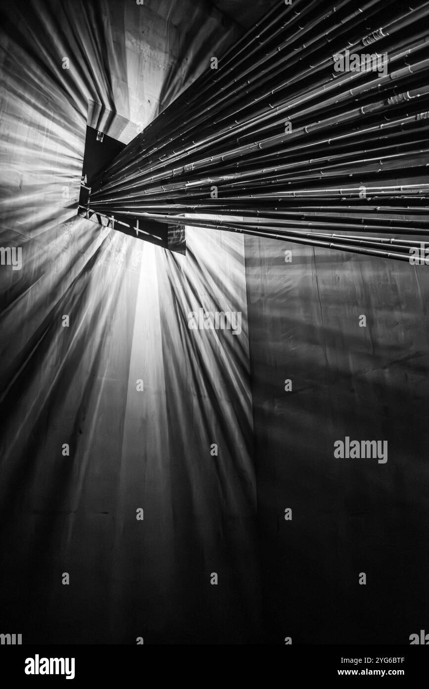 Lisboa, Portugal - 04. Juni 2024 - in einer säule der riesigen Hängebrücke 25. April in Lisboa mit malerischen beleuchteten Stahlträgern im Inneren, P Stockfoto