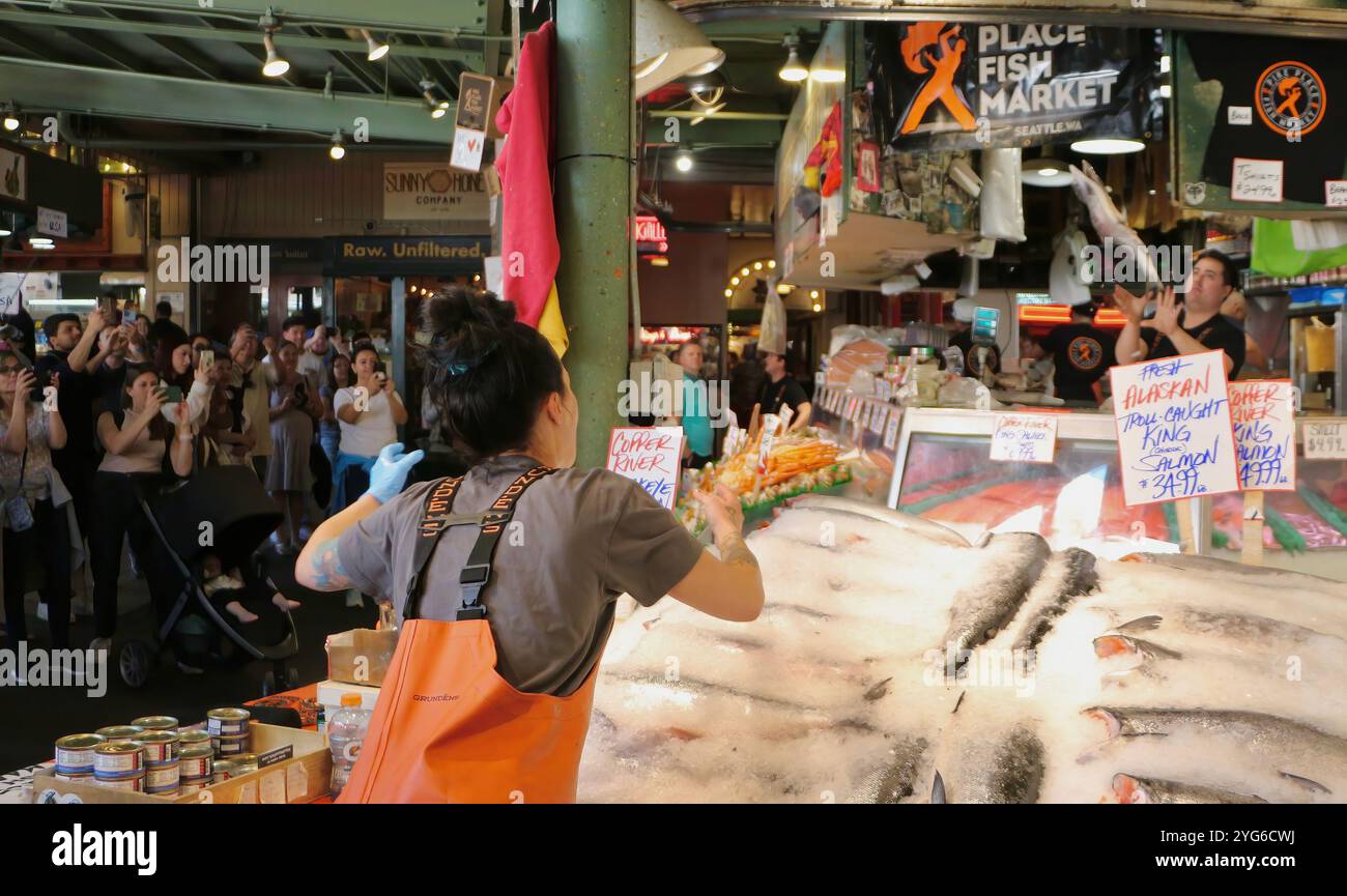 Berühmt für Fisch, der die Käufe von Kunden wirft, bevor er den Pike Place Fish Market Seattle Washington State USA einpackt Stockfoto