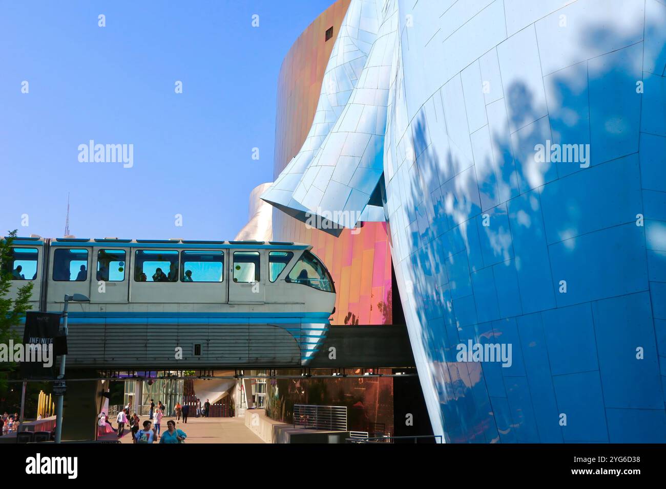 Museum of Pop Culture modernes Architekturgebäude mit der Seattle Centre Alweg Monorail, die durch die Seattle Washington State USA fährt Stockfoto