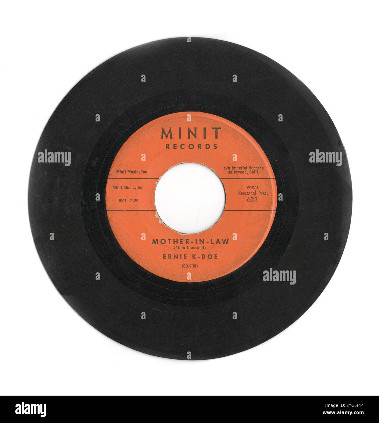 Ein 45 U/min-Album von Ernie K-Does Hit 'Mother-in-Law' aus dem Jahr 1961 auf dem Minit-Plattenlabel. Der Song erreichte die Spitze der Billboard-Charts. Stockfoto Ein 45 U/min-Album von Ernie K-Does Hit 'Mother-in-Law' aus dem Jahr 1961 auf dem Minit-Plattenlabel. Der Song erreichte die Spitze der Billboard-Charts. Stockfoto