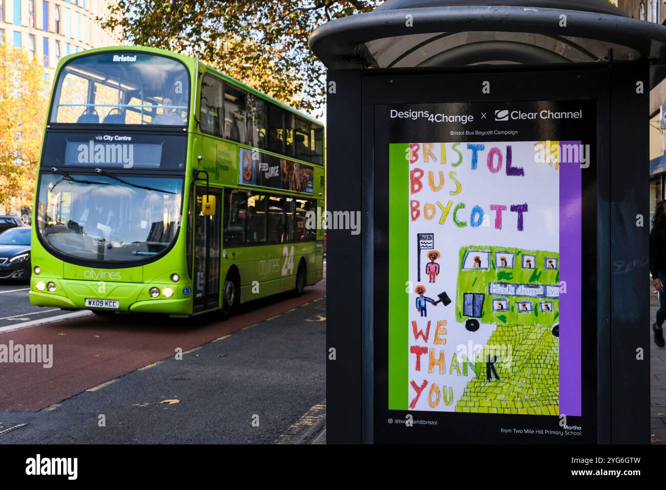 Poster zum 60. Jahrestag des Bristol Bus Boykotts und ein Bus in Bristol UK von G Balmer Stockfoto Poster zum 60. Jahrestag des Bristol Bus Boykotts und ein Bus in Bristol UK von G Balmer Stockfoto