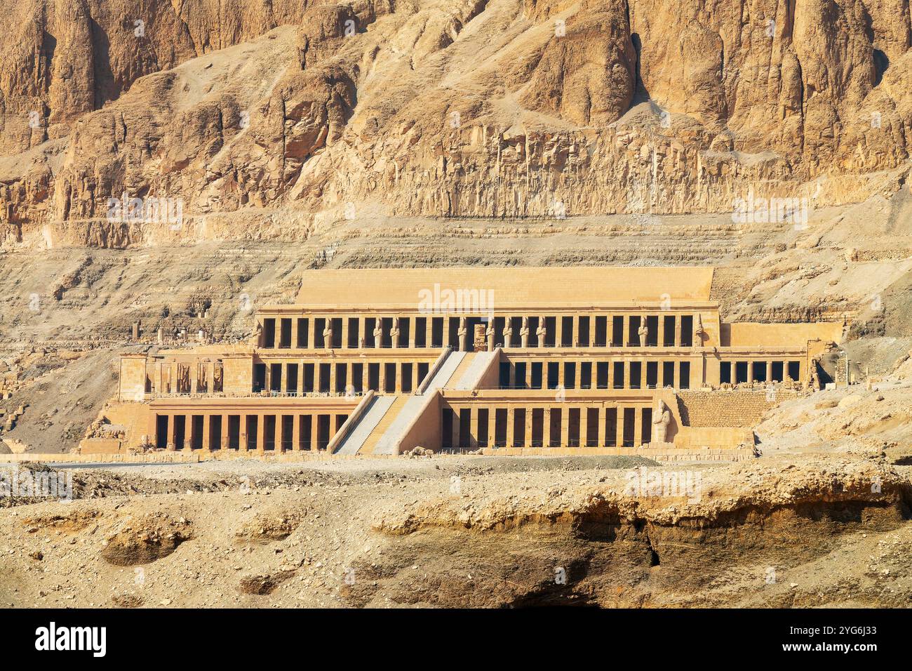 Blick auf den Leichentempel der Hatschepsut in der Nähe von Luxor, Ägypten Stockfoto