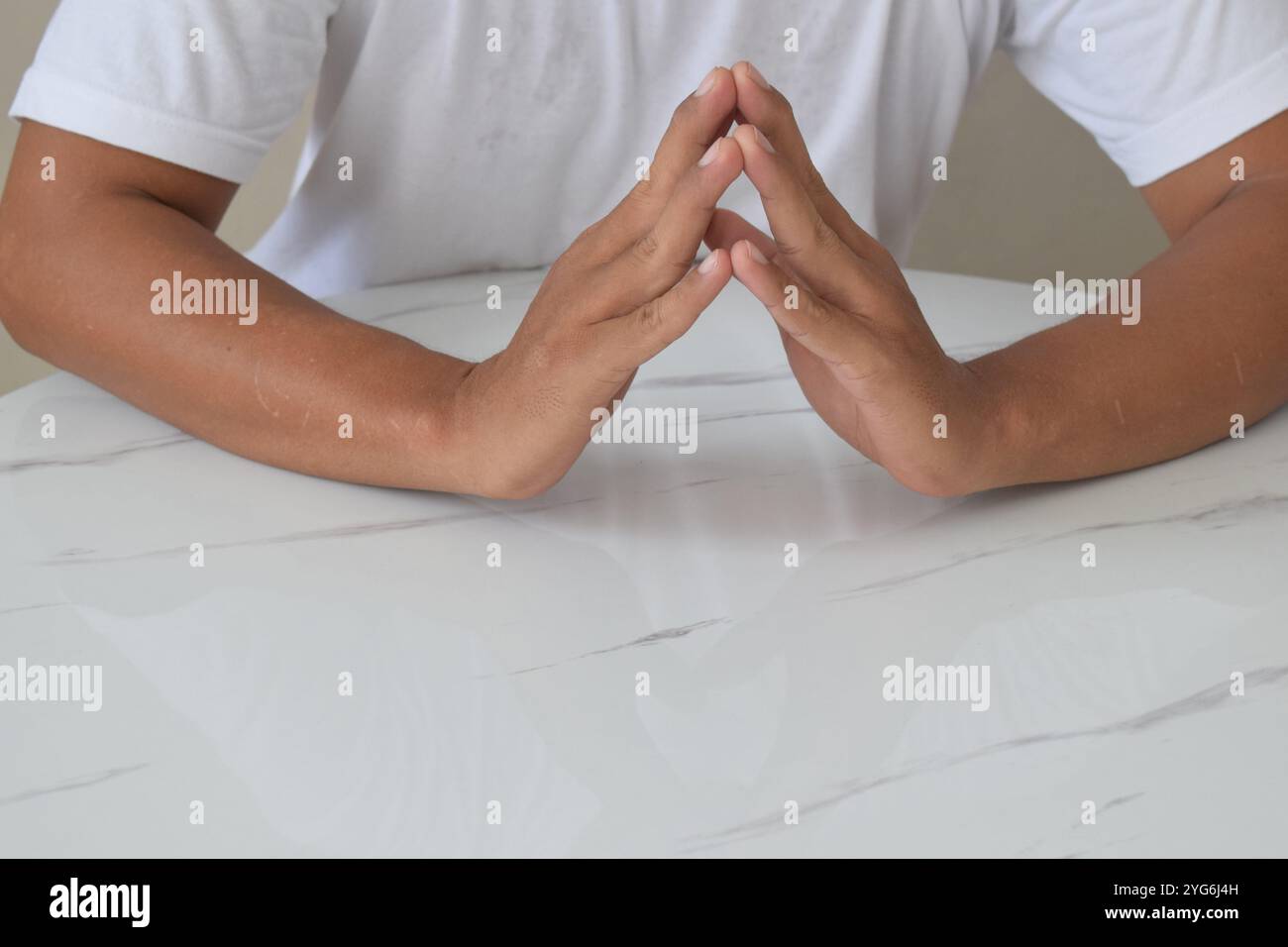 Bewegte Finger des Geschäftsmannes als Handgeste selbstbewusstes sig Stockfoto