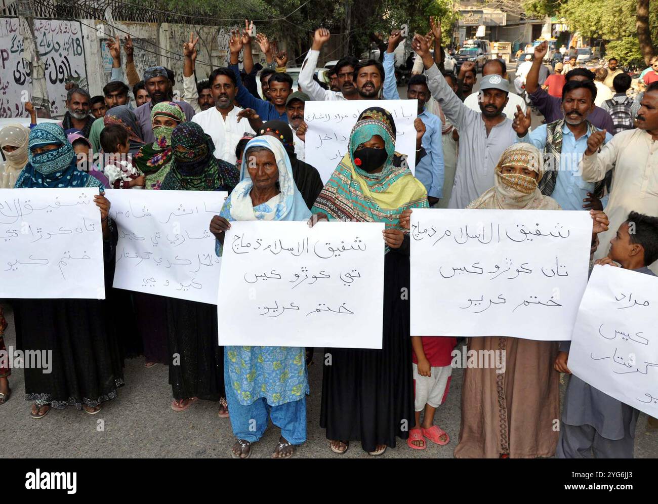 Die Bewohner von Tando Jam halten am Mittwoch, den 6. November 2024, im Pressesaal von Hyderabad eine Protestdemonstration gegen die hohe Händigkeit der einflussreichen Menschen ab. Stockfoto