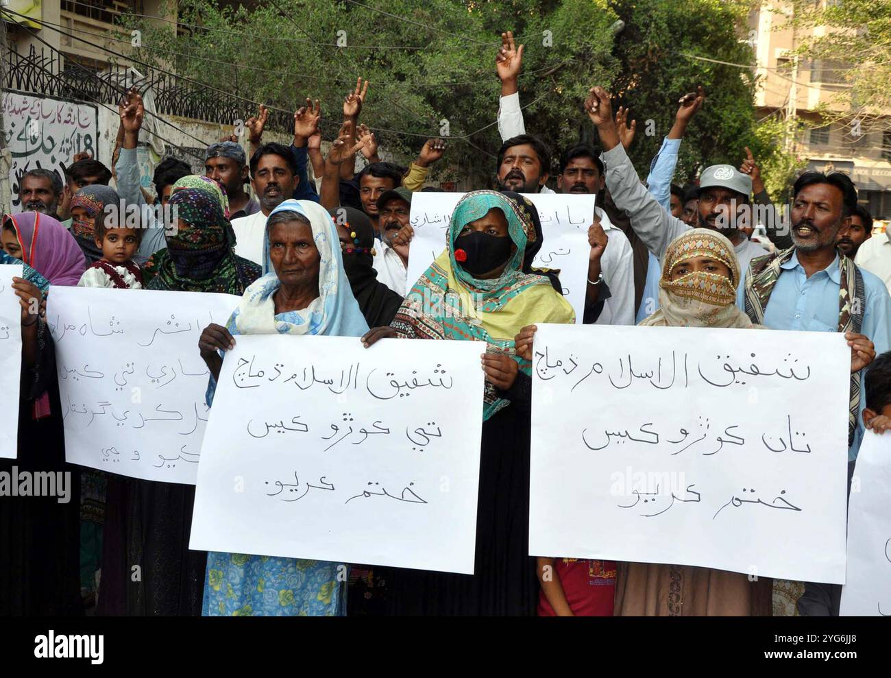 Die Bewohner von Tando Jam halten am Mittwoch, den 6. November 2024, im Pressesaal von Hyderabad eine Protestdemonstration gegen die hohe Händigkeit der einflussreichen Menschen ab. Stockfoto