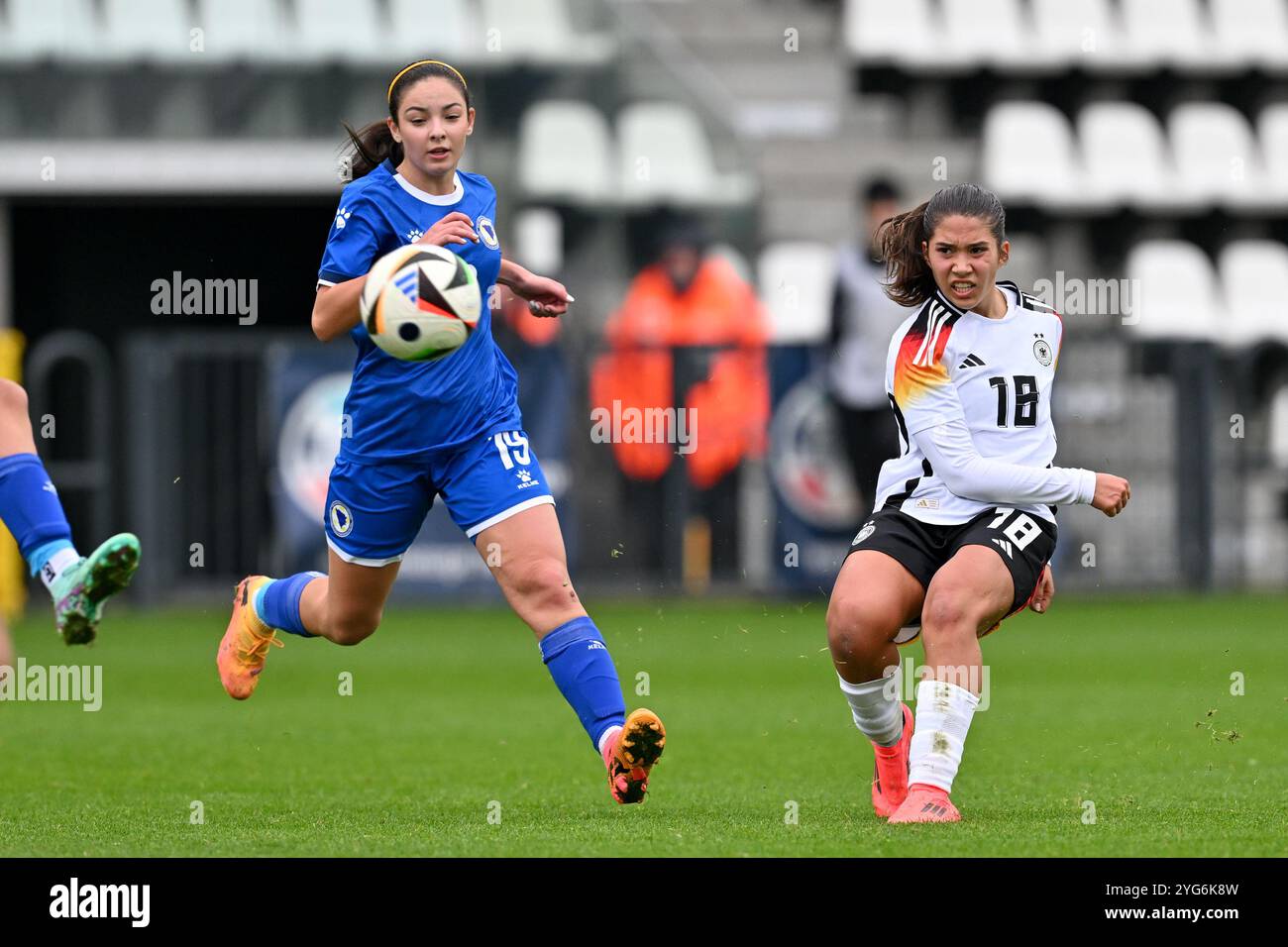Nadja CERIC (19) aus Bosnien und Paula Rintzner (18) aus Deutschland, dargestellt während eines Fußballspiels zwischen den Nationalfrauen unter 17 Mannschaften aus Bosnien und Herzegowina und Deutschland in der UEFA-U17-Turnierrunde 1 Spieltag 2 in der Gruppe A2 am Mittwoch, 6. November 2024 in Tubize , Belgien . FOTO SPORTPIX | David Catry Stockfoto