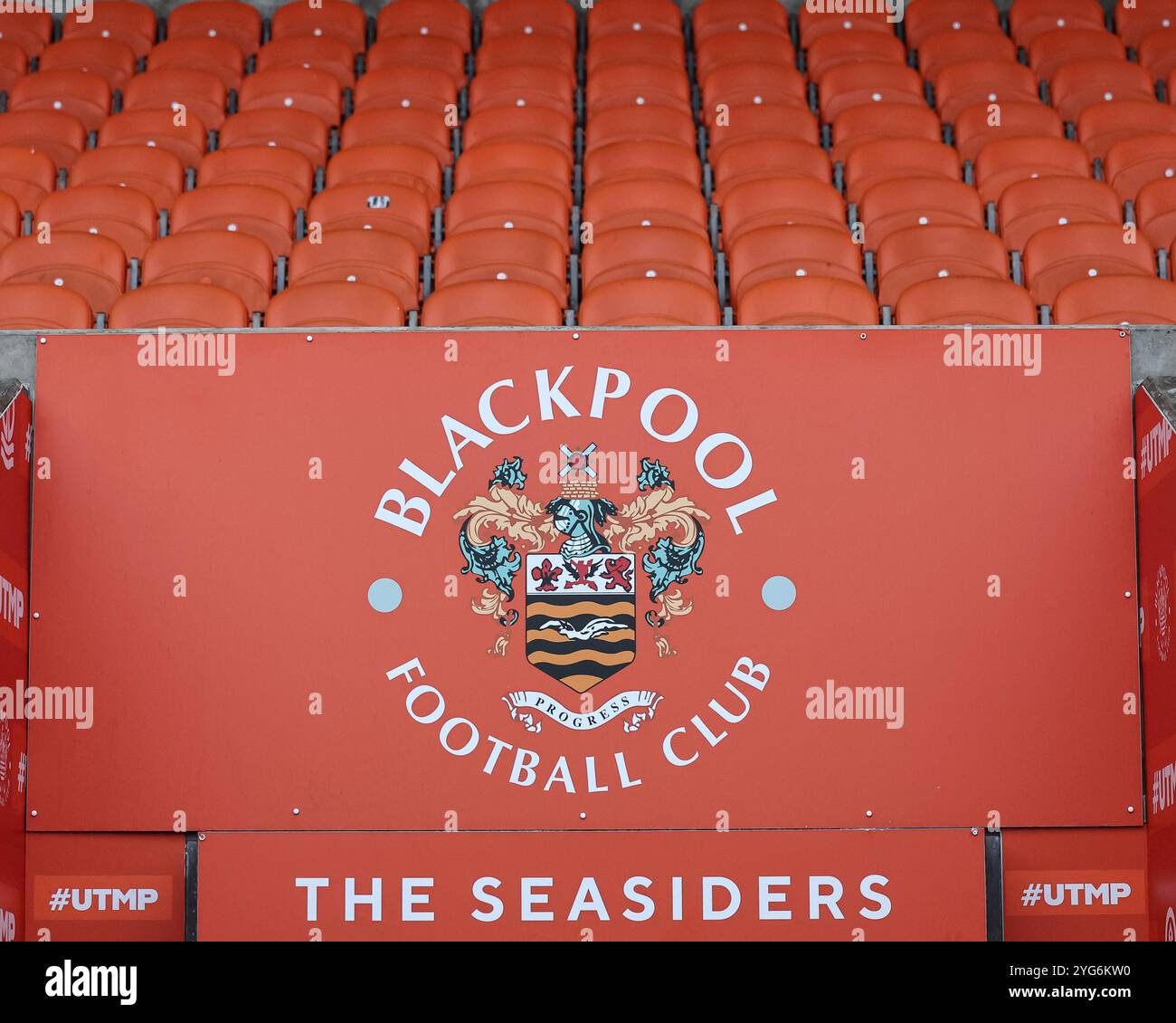 Blackpool Football Club Logo über dem Tunnel während des Bristol Street Motors Trophy Matches Blackpool vs Liverpool U21 in Bloomfield Road, Blackpool, Vereinigtes Königreich, 6. November 2024 (Foto: Mark Cosgrove/News Images) Stockfoto