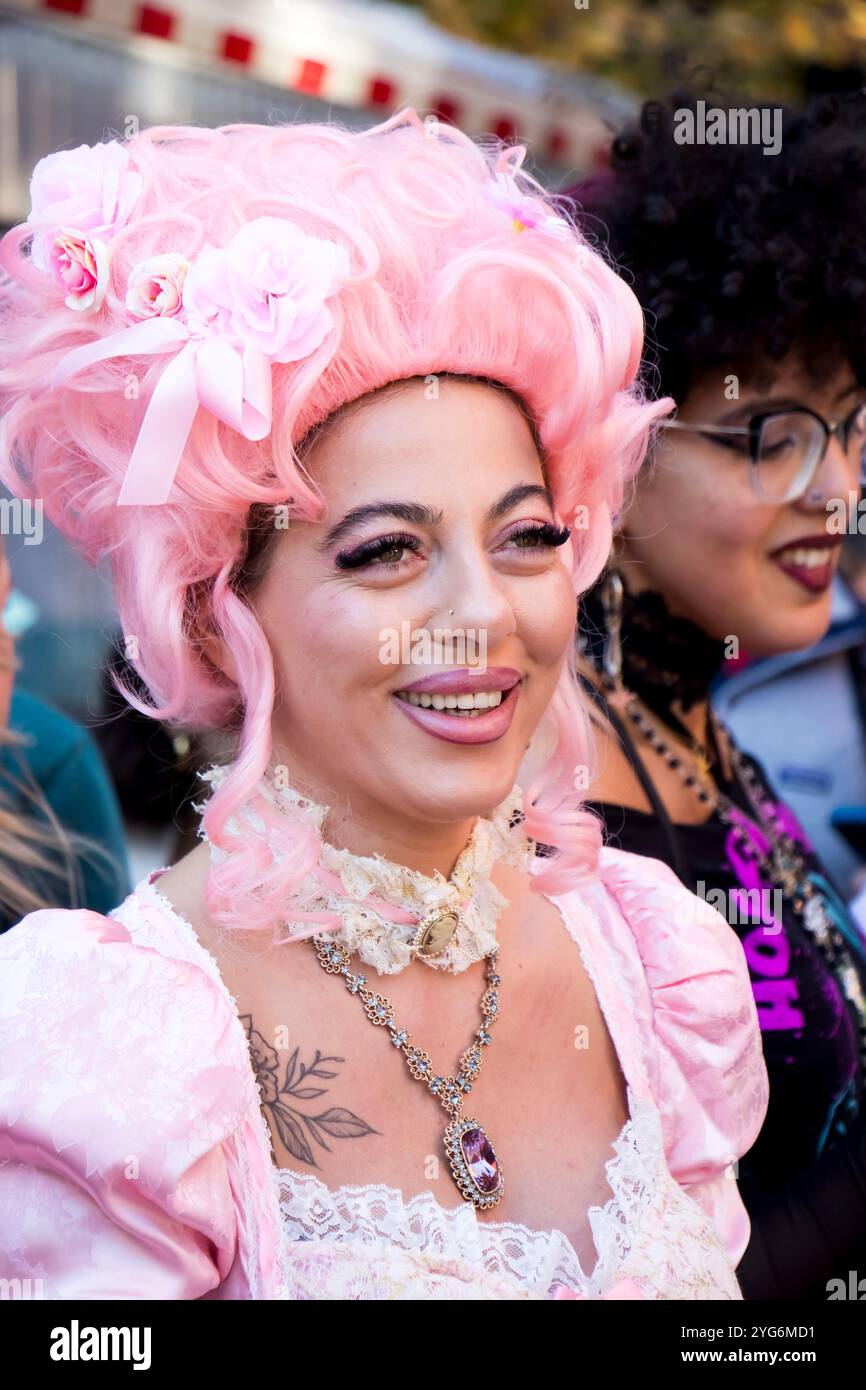 Junge Frau in rosafarbenem Chiffon-Kleid in Tompkins Square Halloween Dog Parade 2024 manhattan New york City USA Stockfoto