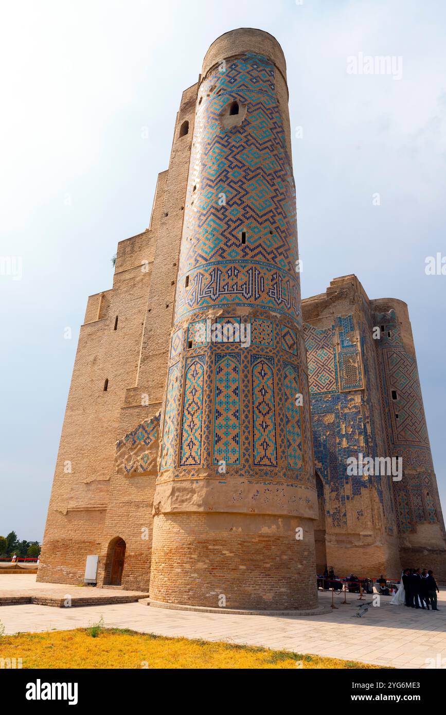 Denkmal von Tamerlane in Shahrisabz. Ruinen des Eingangsportals des Ak-Saray Palace. Der Ak-Saray Palast ist ein historischer Ort in der Altstadt von Shahrisabz, Uzbe Stockfoto