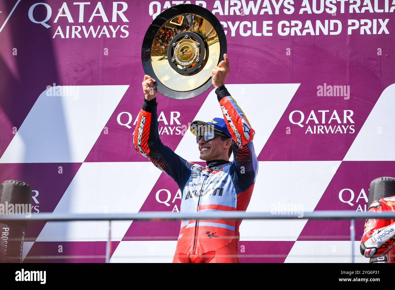 Phillip Island, Australien. Oktober 2024. Spanier Marc Marquez vom Team Gresini Racing MotoGP feiert den Sieg der MotoGP bei der Podiumspräsentation der australischen MotoGP 2024 auf dem Phillip Island Grand Prix Circuit. Quelle: SOPA Images Limited/Alamy Live News Stockfoto