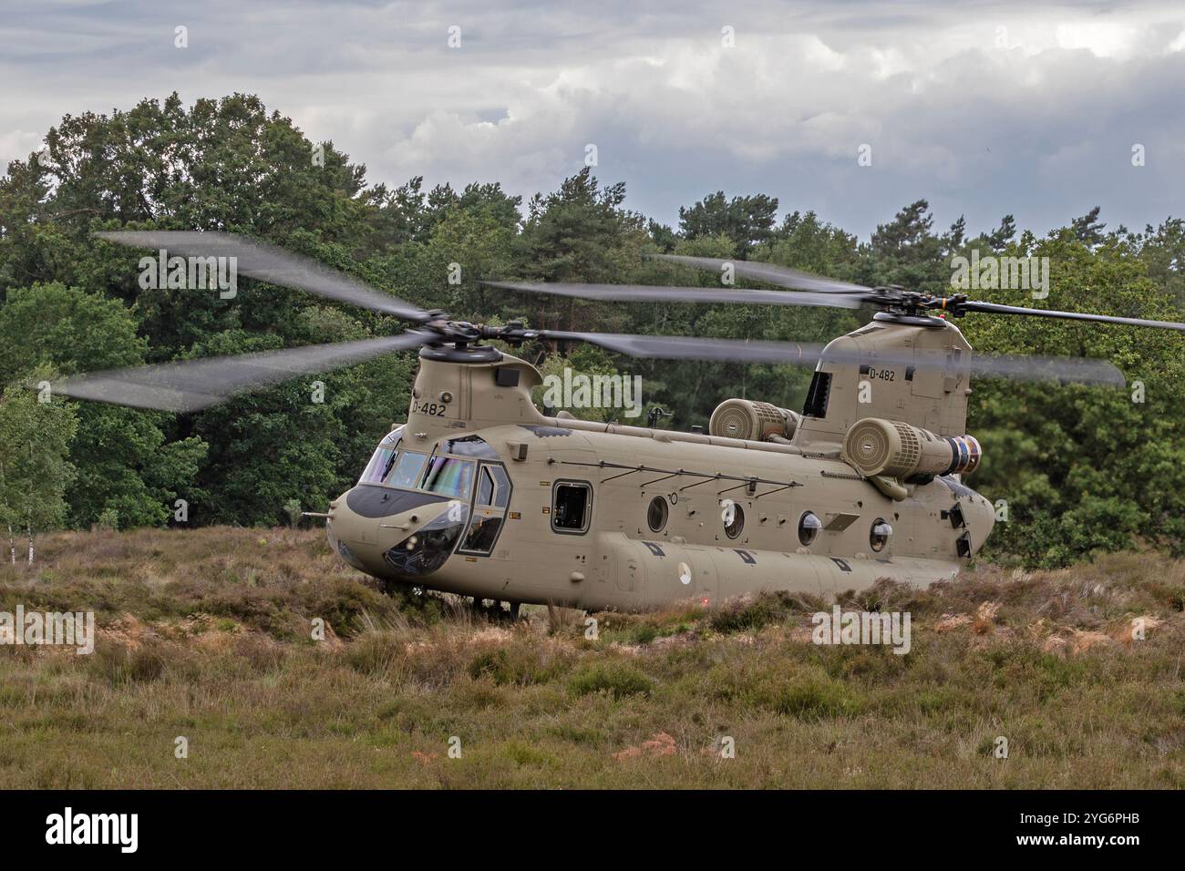 Royal Netherlands Air Force Chinook von 298 Sqn RNLAF mit Sitz in Vliegbasis Gilze-Rijen Low Level Training GLV 5 Oirschotse Heide Donnerstag, 13. Juli 2023 Stockfoto