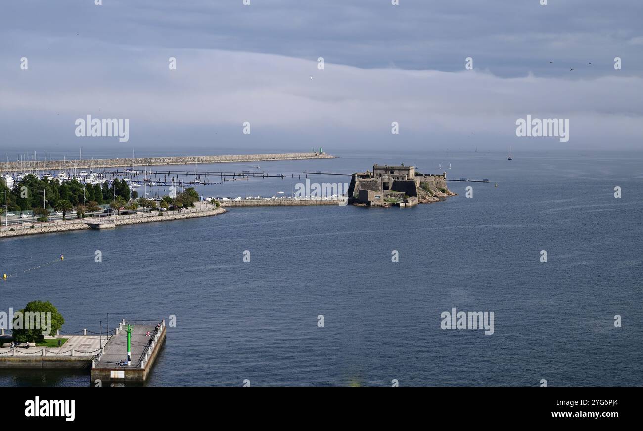 Der Hafen von La Coruna in Nordspanien mit dem Hafenbrecher und der Burg von San Anton. Stockfoto