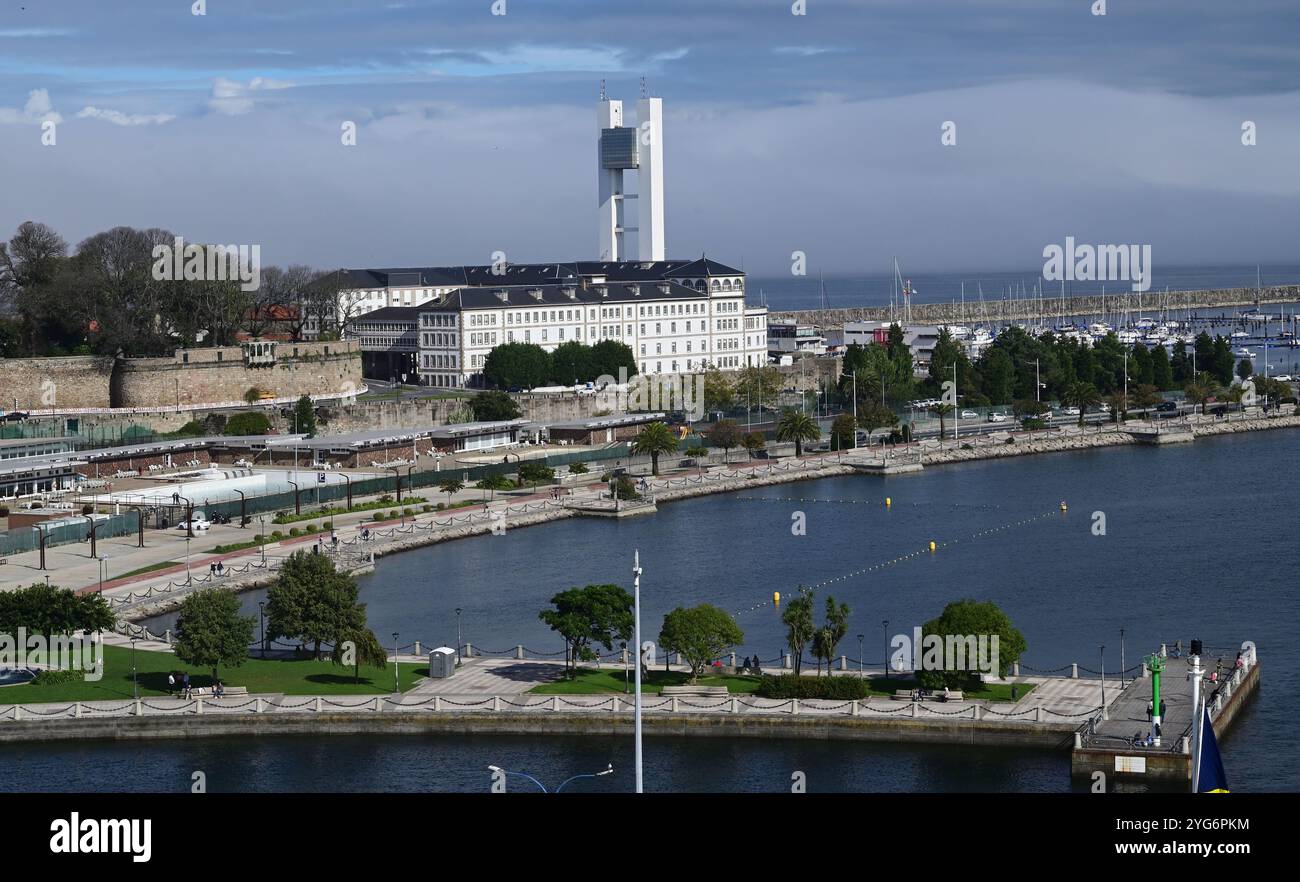 Der Seeverkehrskontrollturm mit Blick auf den Hafen von La Coruna in Nordspanien Stockfoto