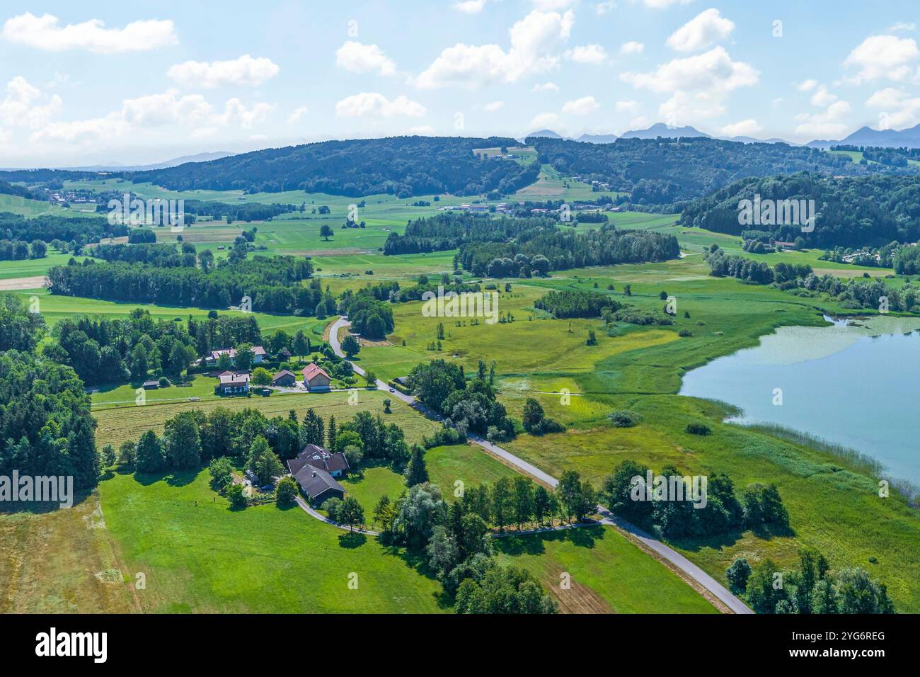 Herrliche Naturlandschaft im Chiemgau rund um den Simssee nahe Bad Endorf schöner Sommertag am nördlichen Simssee im oberbayerischen Alp Bad Endorf Si Stockfoto