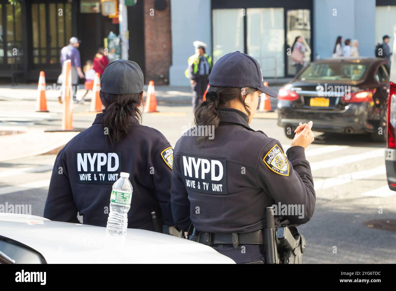 Polizeibeamte der NYPD Film- und Fernseheinheit am Set drehten brooklyn New york City USA Stockfoto