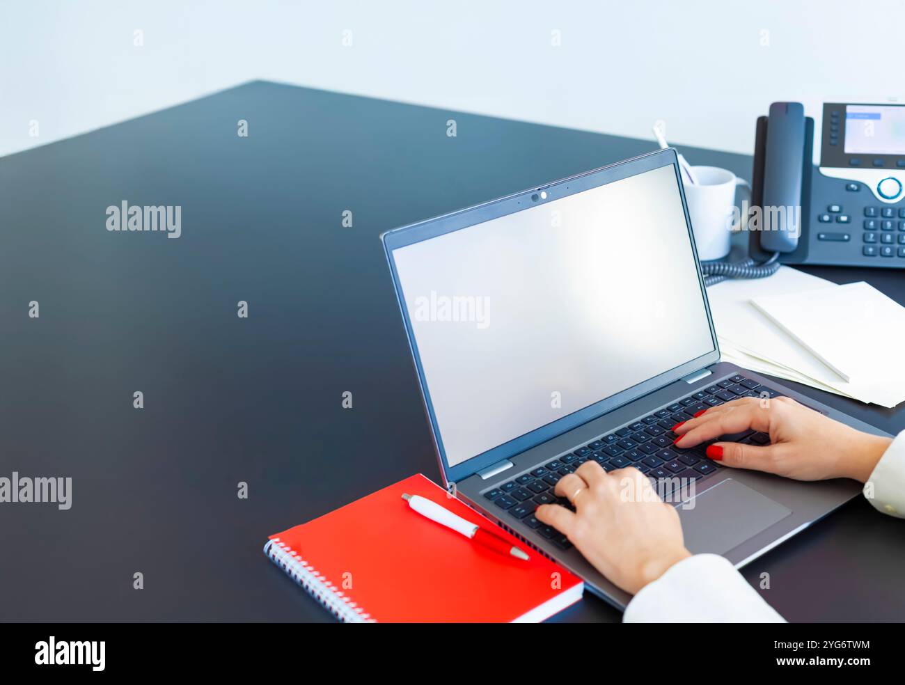 Produktive Frau mit Laptop im Büro Stockfoto