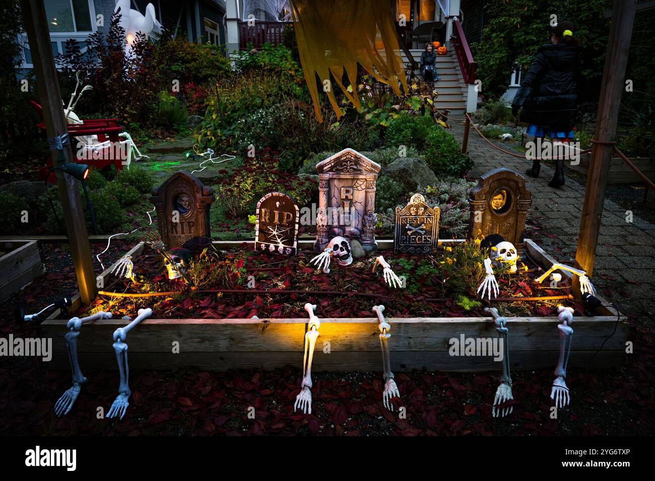 Friedhof, Grabsteine, Skelette, Halloween. Display, Trinity Street, East Vancouver, British Columbia, Kanada Stockfoto