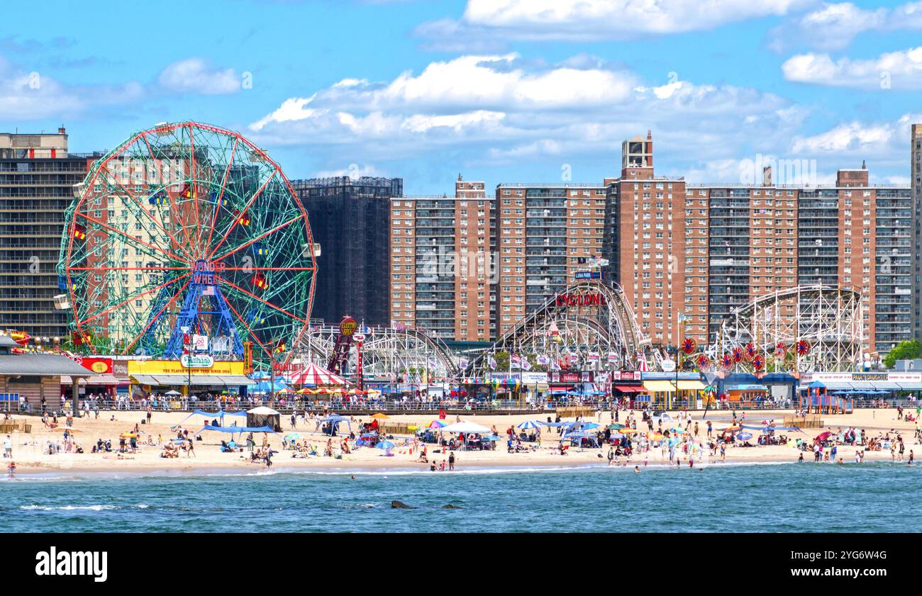 New York City, USA - 28. Mai 2024, Coney Island Beach und Wonder Wheel Stockfoto
