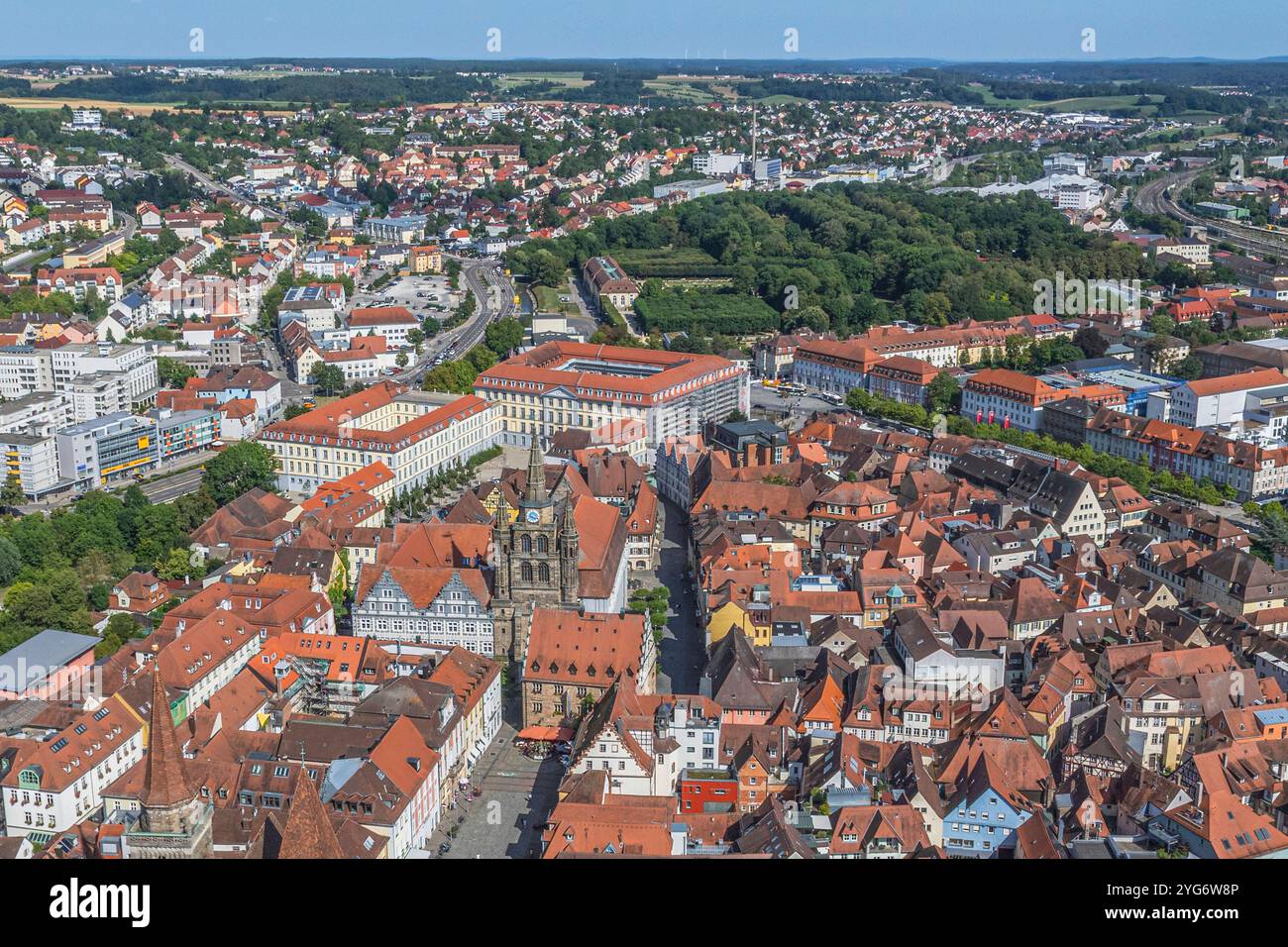 Luftaufnahme der Stadt Ansbach an der Fränkischen Rezat im Sommer Ausblick auf Ansbach, Bezirkshauptstadt MIttelfrankens in Bayern Ansbach Stadtgraben Stockfoto