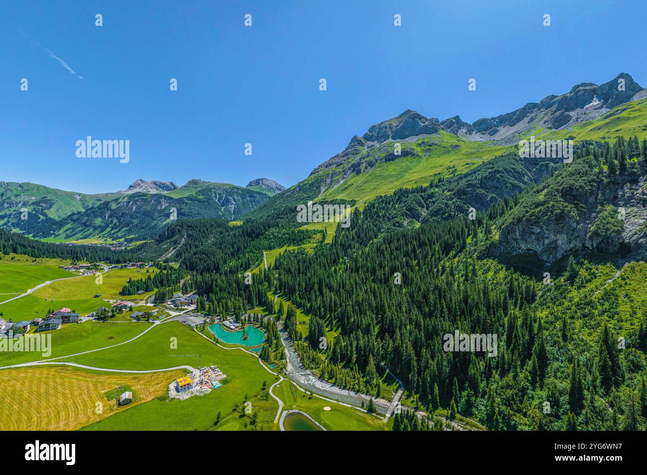 Blick ins Lechquellengebirge rund um die Ortschaft Zug, Ortsteil von Lech am Arlberg Alpiner Sommer im Zugertal in der Arlberg-Region nahe Lech Lech A Stockfoto