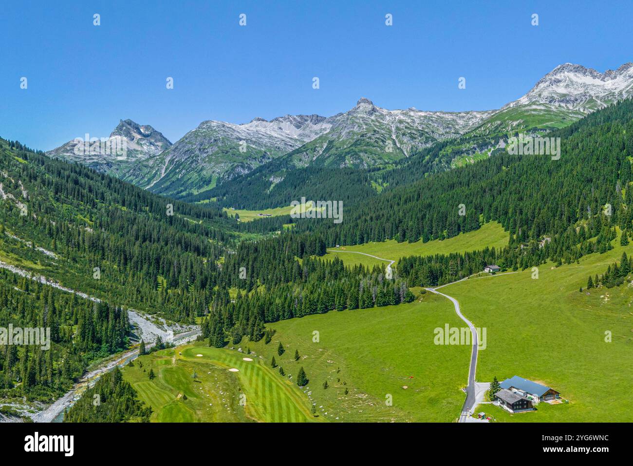 Blick ins Lechquellengebirge rund um die Ortschaft Zug, Ortsteil von Lech am Arlberg Alpiner Sommer im Zugertal in der Arlberg-Region nahe Lech Lech A Stockfoto