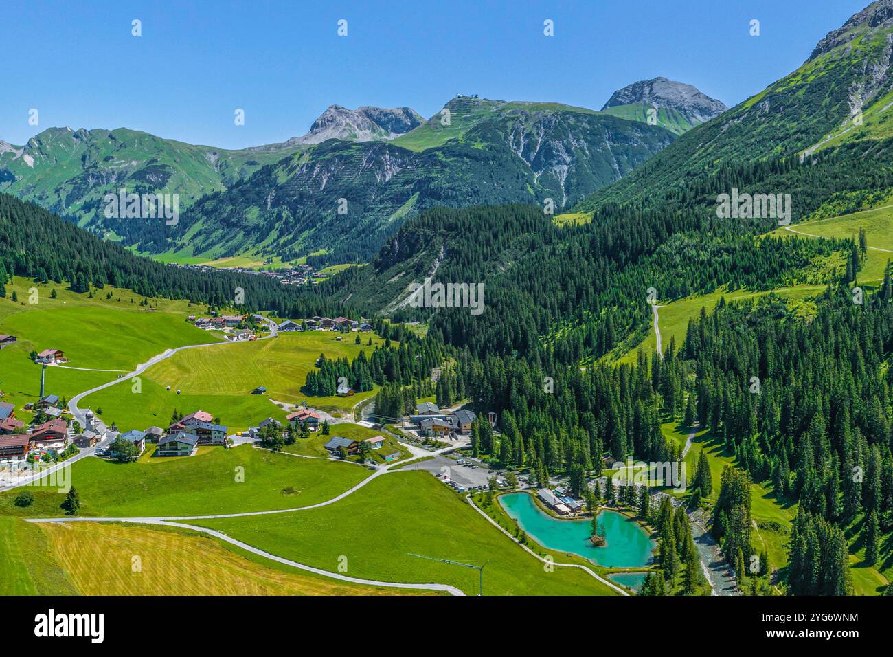 Blick ins Lechquellengebirge rund um die Ortschaft Zug, Ortsteil von Lech am Arlberg Alpiner Sommer im Zugertal in der Arlberg-Region nahe Lech Lech A Stockfoto