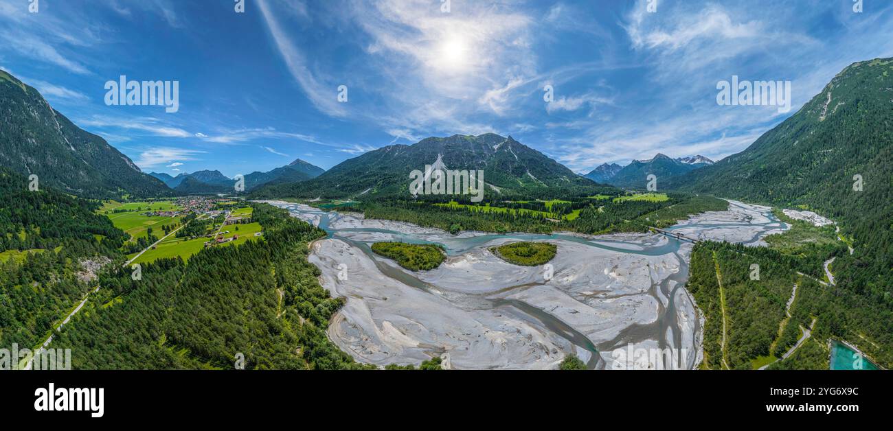 Die wildromantischen Kiesbänke am Lech zwischen Weißenbach und Forchach von oben der naturbelassene Flussbett des Lech bei Weißenbach im Sommer Weißen Stockfoto