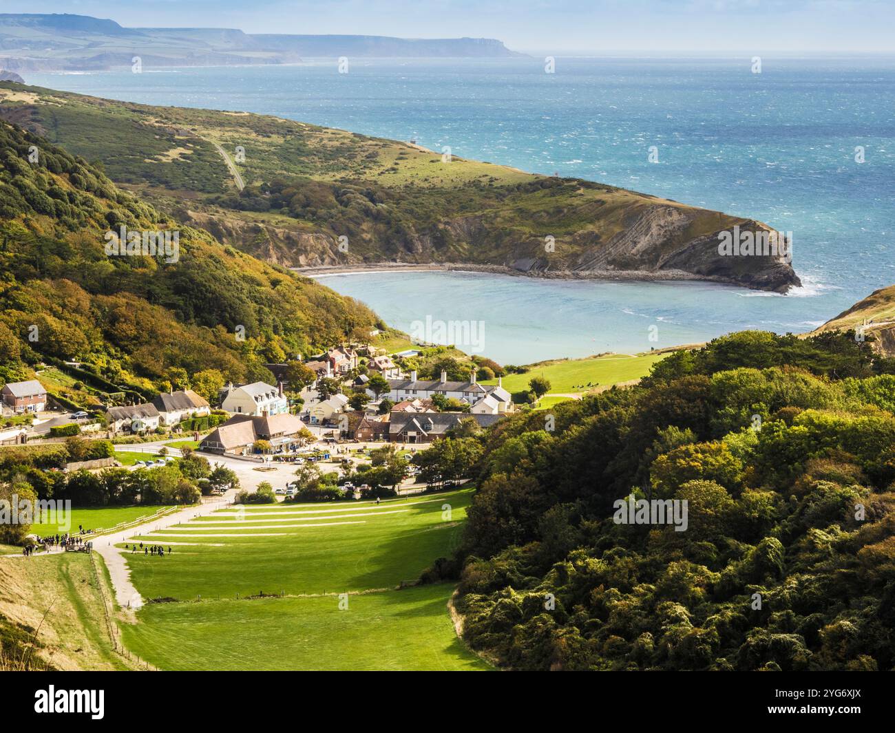 Der Fußweg führt hinunter zur Lulworth Cove an der Jurassic Coast in Dorset. Stockfoto