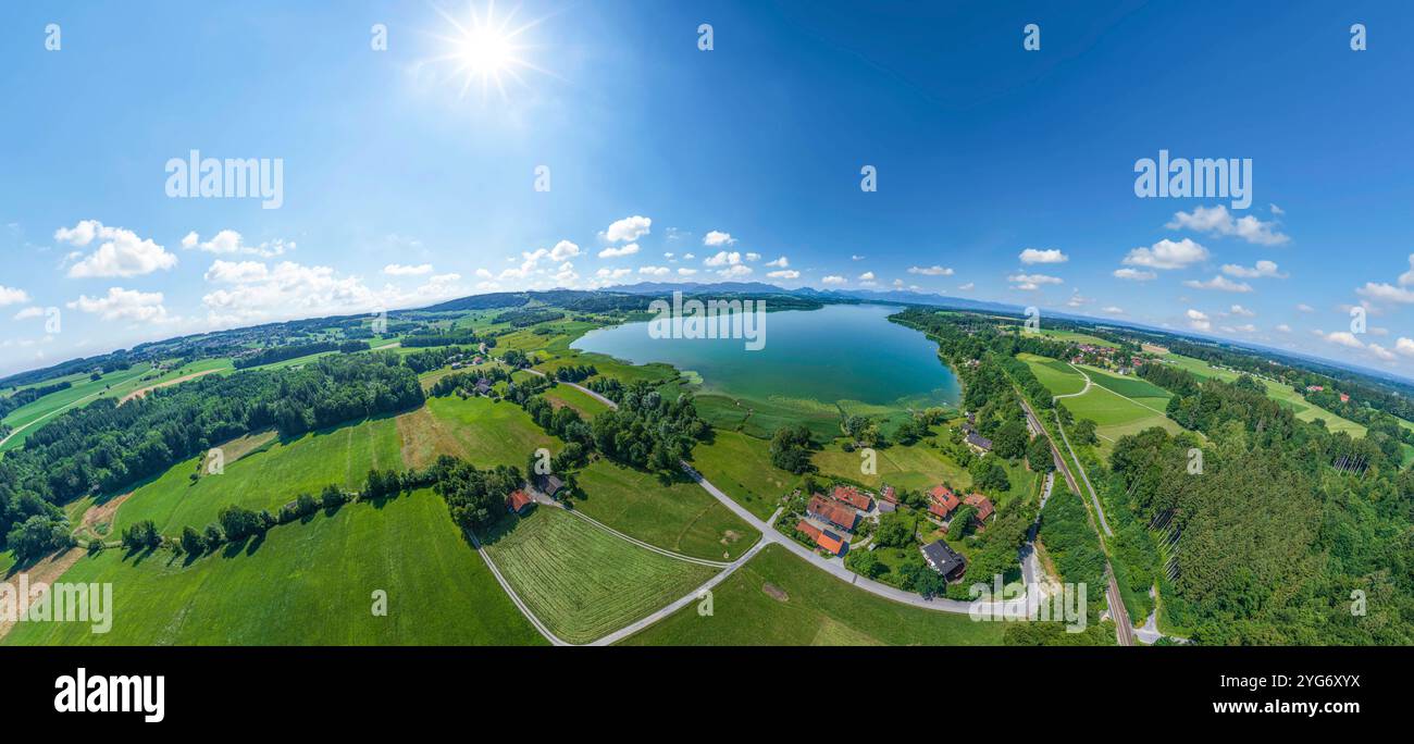 Herrliche Naturlandschaft im Chiemgau rund um den Simssee nahe Bad Endorf schöner Sommertag am nördlichen Simssee im oberbayerischen Alp Bad Endorf Si Stockfoto