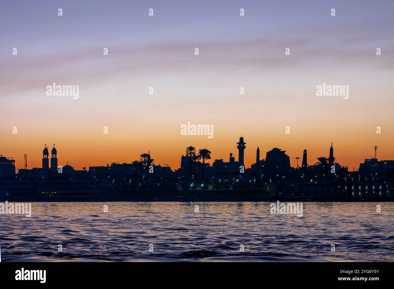 Silhouette von Luxor, Stadtbild und Tempel, Blick auf das Ostufer des Nils bei Sonnenaufgang, Ägypten Stockfoto