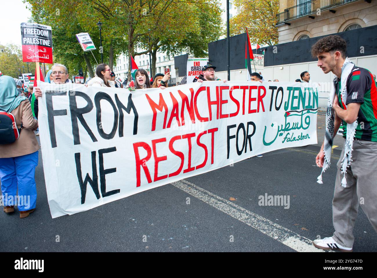 London, Großbritannien. November 2024. Pro-Palästina-Anhänger halten ein Banner auf dem National March for Palestine Protest in London und fordern Gerechtigkeit für Palästina und die Regierung, die Kämpfe zu beenden. Stockfoto